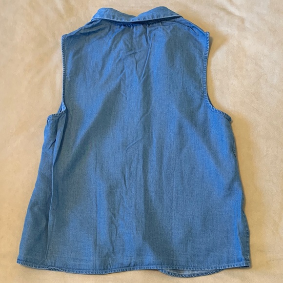 A New Day Blue Size M Chambray Style Sleeveless Button Down Collared Blouse - Picture 4 of 4